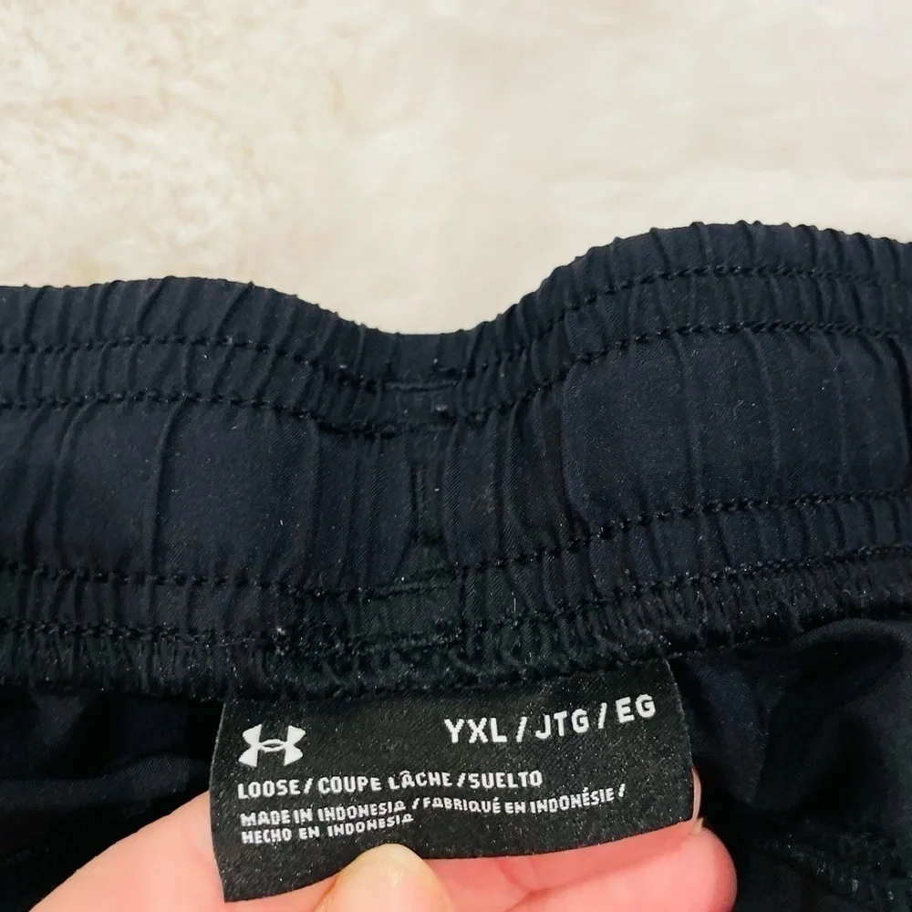 Under Armour Loose Fit Black Red Orange Casual Athletic Gym Shorts Youth Size XL